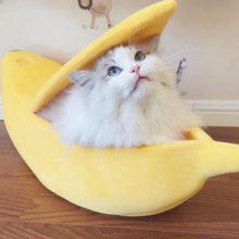 Load image into Gallery viewer, Cozy Cute Banana Shaped Cat Bed